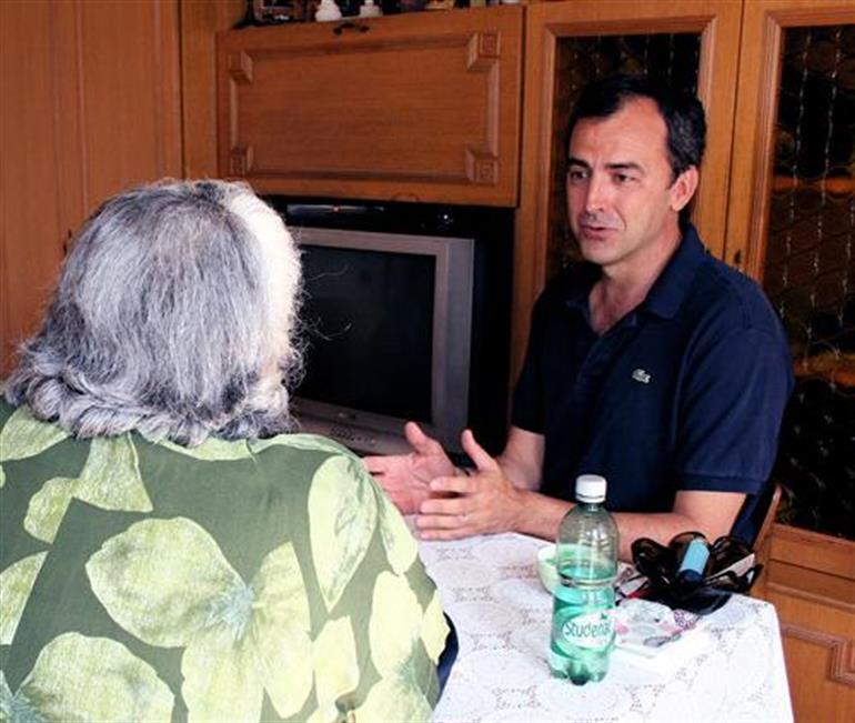 Gospodin Frédéric Crété u razgovoru s Caritasovom korisnicom Nadom