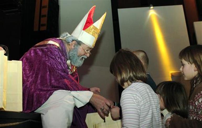 Slika: Sveti Nikola razveselio stotinjak djece