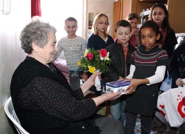 Mali pjevači predaju dar baki Anđi