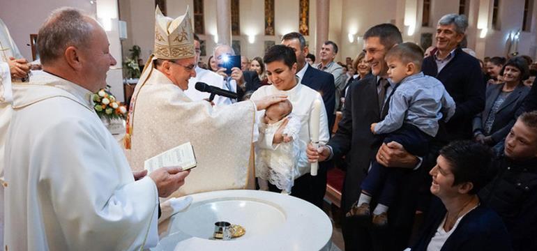 Slika: Zagrebačka nadbiskupija 2016. prigodom krštenja darovala 231 000 kuna obiteljima s petero i više djece