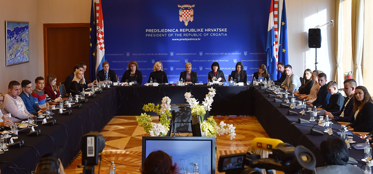 Slika: Okrugli stol na temu „Biti mlad, bez odgovarajuće roditeljske skrbi i živjeti u Hrvatskoj“