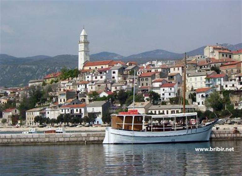 Novi Vinodolski - pogled s mora (izvor: www.bribir.net)