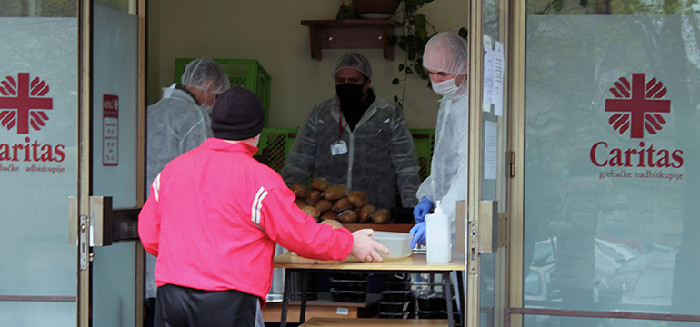 Slika: OD DANAS TOPLI OBROCI I NA TRI CARITASOVE LOKACIJE