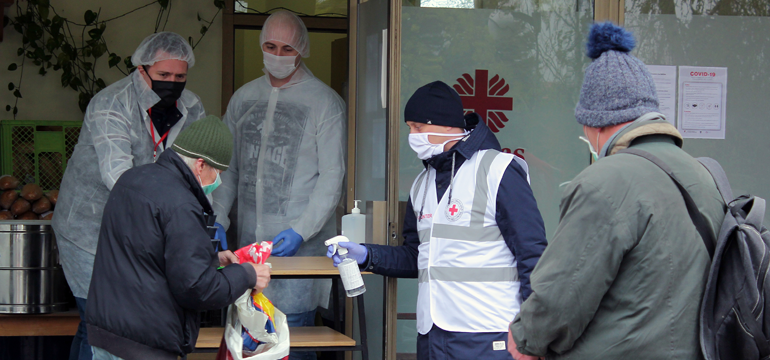 Slika: SOCIJALNA DISTANCA NIJE PREPREKA ISKAZIVANJU BLIZINE I SOLIDARNOSTI