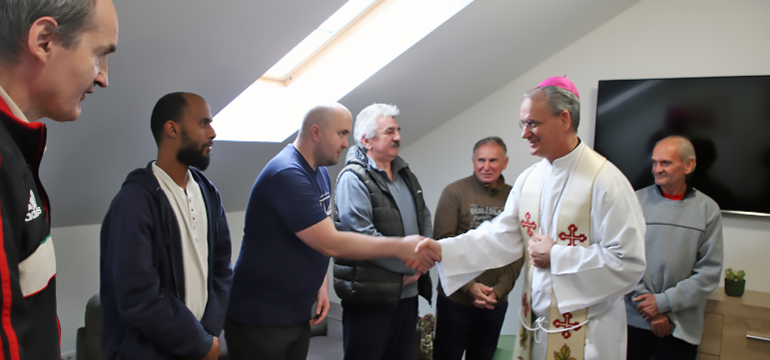 Slika: NADBISKUP KUTLEŠA POHODIO CARITASOVO PRIHVATILIŠTE ZA BESKUĆNIKE
