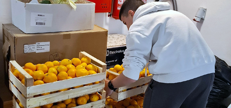 Slika: CARITAS ZAHVALJUJE NA VELIKOJ DONACIJI MANDARINA!