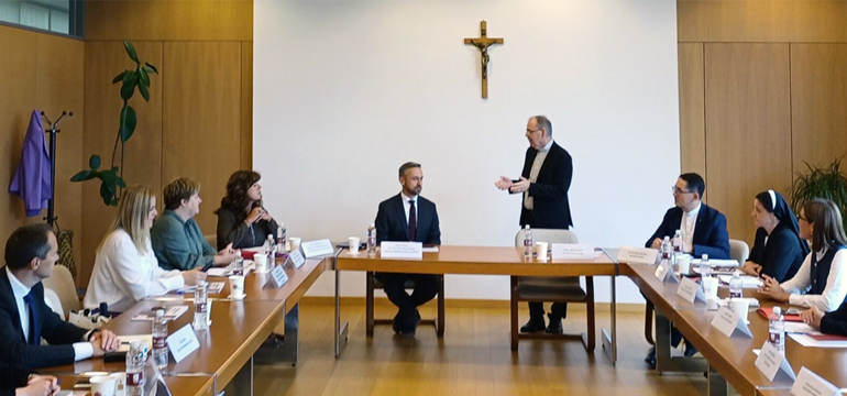 Slika: SASTANAK PREDSTAVNIKA PRUŽATELJA SOCIJALNIH USLUGA CARITASOVE MREŽE I MINISTARSTVA RADA, MIROVINSKOG SUSTAVA, OBITELJI I SOCIJALNE POLITIKE