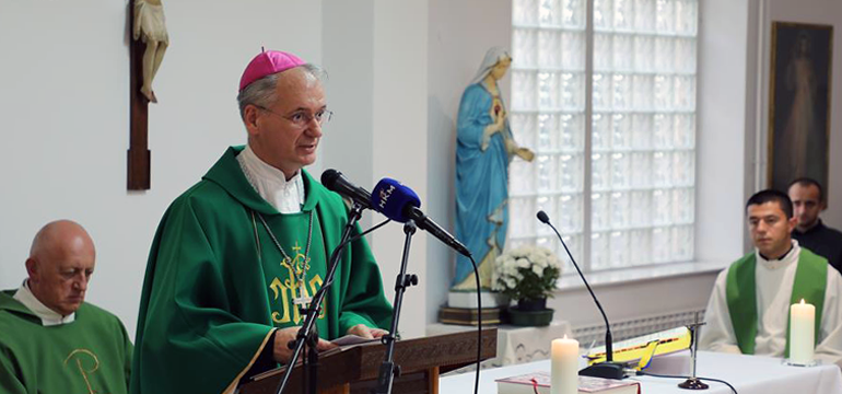 Slika: NADBISKUP KUTLEŠA PREDVODIO MISU POVODOM SVJETSKOG DANA SIROMAHA U JUKIĆEVOJ