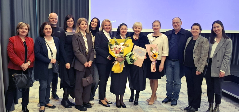 Slika: RAVNATELJICI CARITASA ZAGREBAČKE NADBISKUPIJE S. JELENI LONČAR DODJELJENO PRIZNANJE HRVATSKE UDRUGE SOCIJALNIH RADNIKA