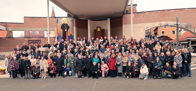 Slika: RADOSNO POMOZI U ZGODNO I NEZGODNO VRIJEME!, POTICAJ JE DR. SINGBA CARITASOVIM ZAPOSLENICIMA I VOLONTERIMA